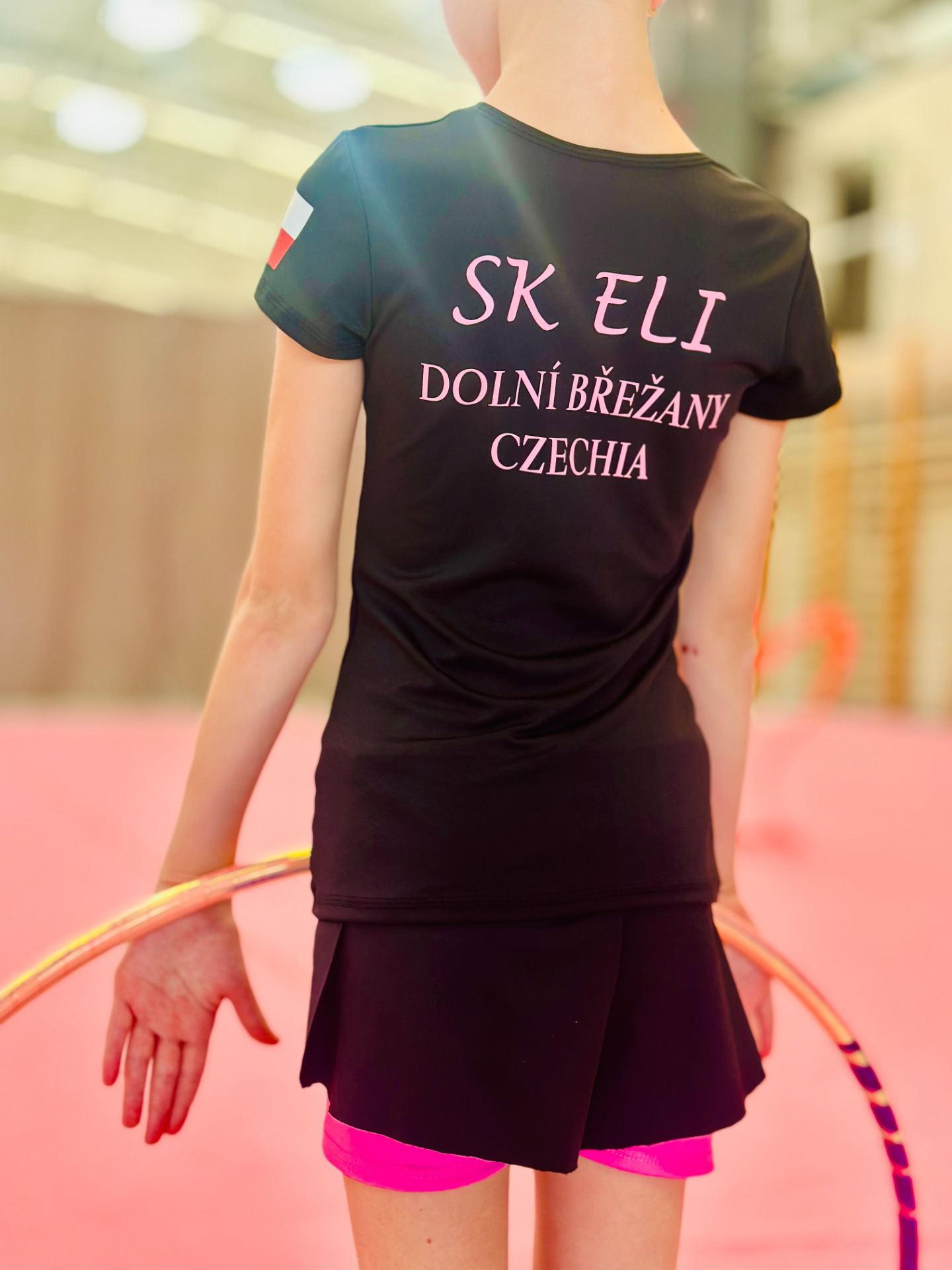 Gymnastka v oddílovém tričku SK ELI Dolní Břežany Czechia