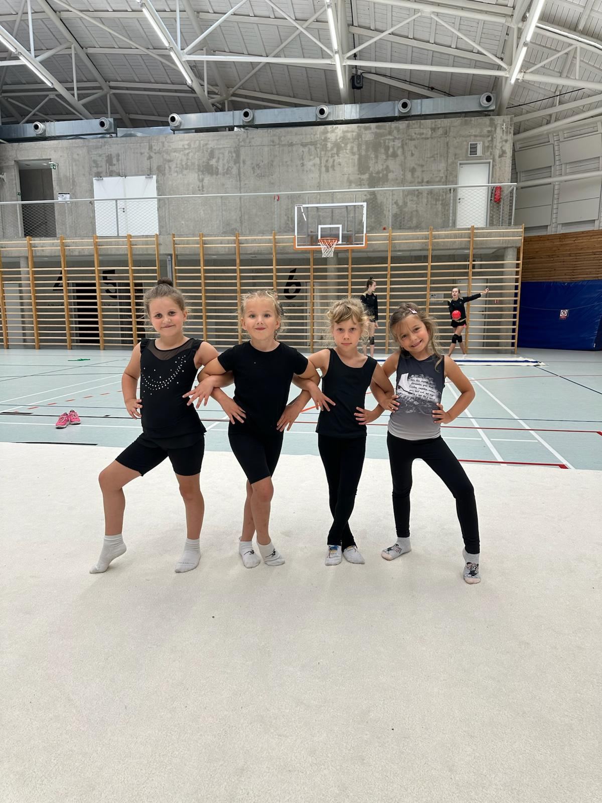 Čtyři holčičky z kroužku For Fun ve sportovní hale