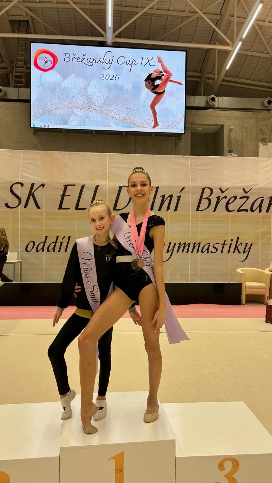 Gymnastky SK ELI na stupních vítězů se šerpami